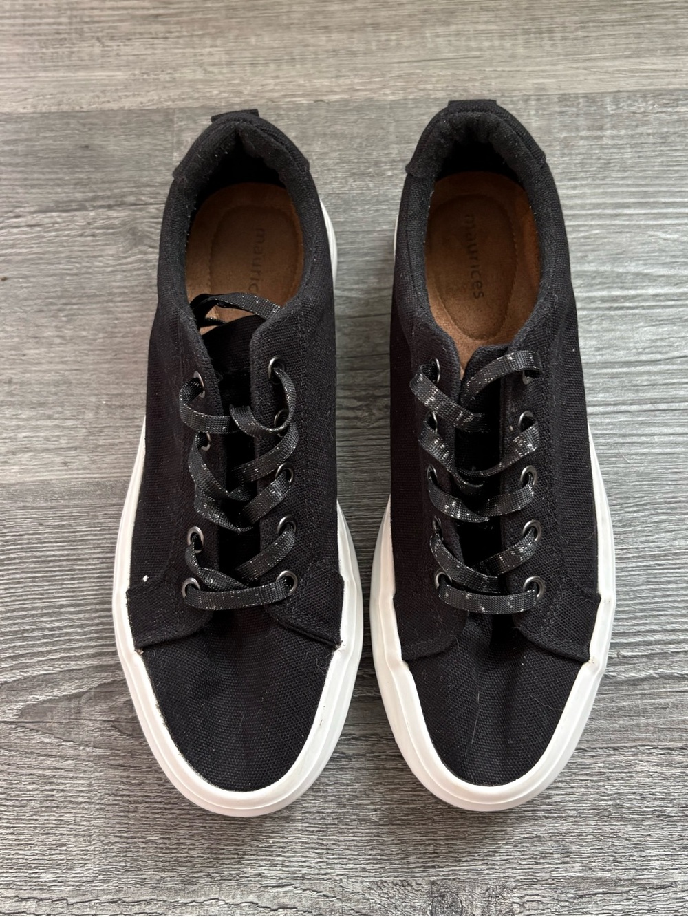 Maurie’s Black Canvas Low-Top Black Sneakers with White Sole. Women size 7